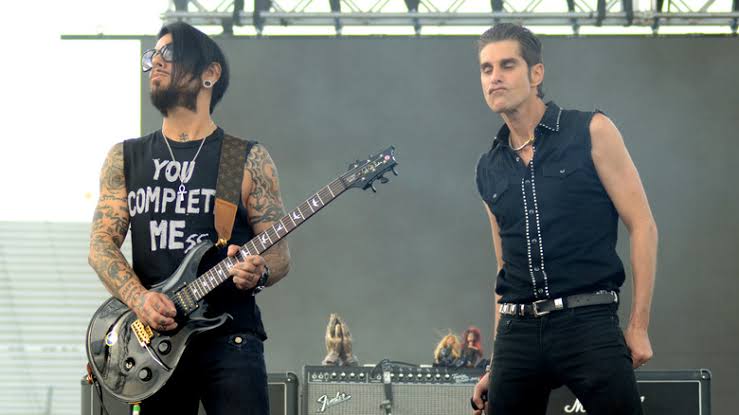 Jane’s Addiction concert in Boston turns chaotic as Perry Farrell and Dave Navarro get into physical altercation onstage... Read more