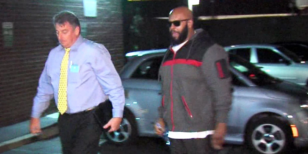 Suge Knight expresa su decepción con algunos de sus amigos en la industria y dice: "No es sólo Diddy el que está involucrado o el que debe ser culpado, sino también algunas personas como... Ver más